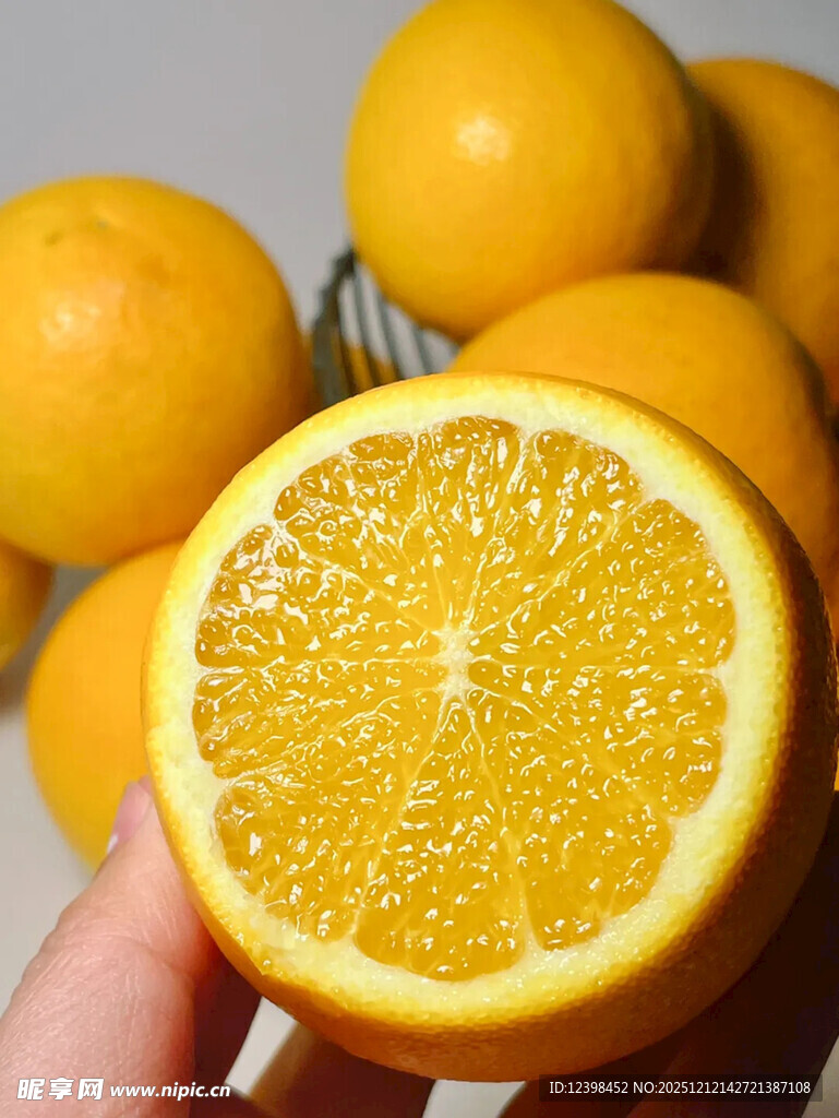 手捧切开的新鲜橙子