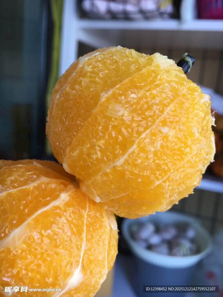 剥好的新鲜橙子