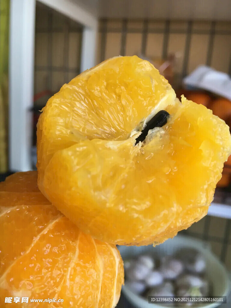 剥开的美味橙子果肉