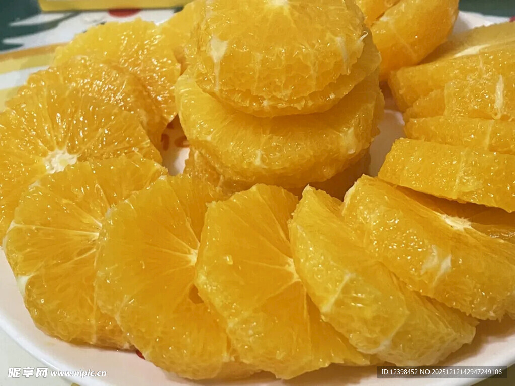 新鲜切片橙子摆于盘中