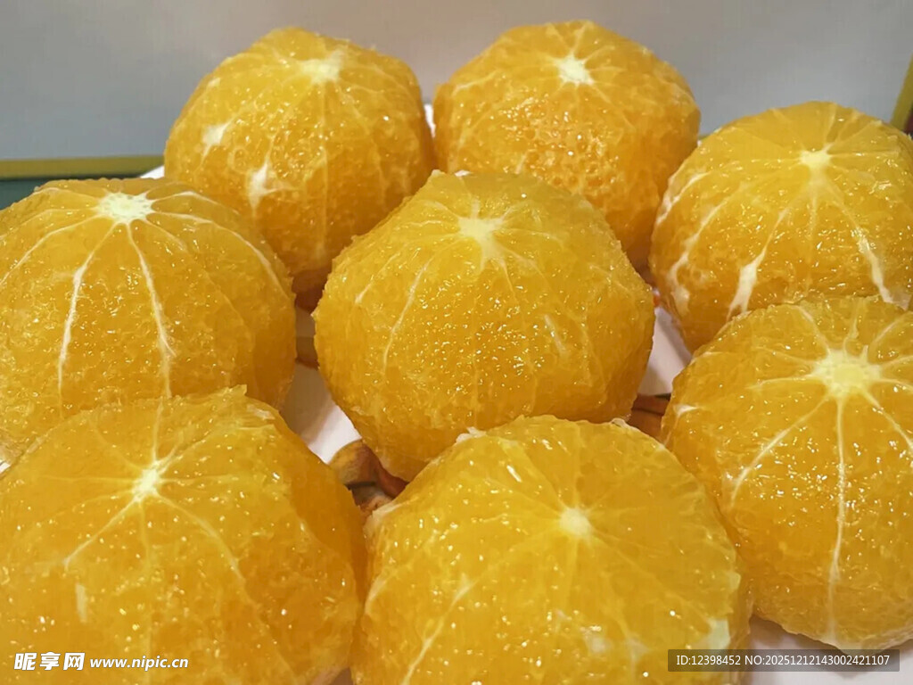 新鲜剥开的多汁橙子