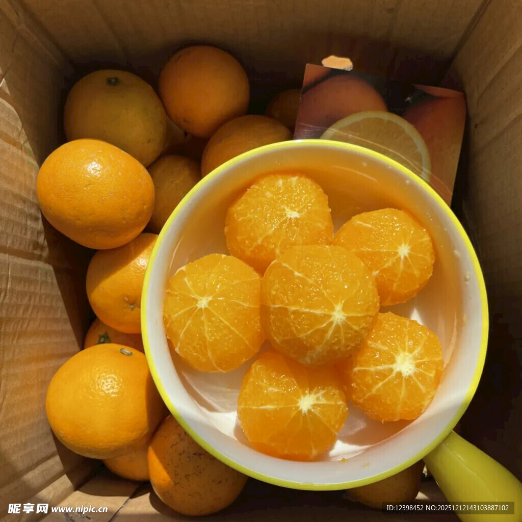 碗中鲜橙与箱中橙果