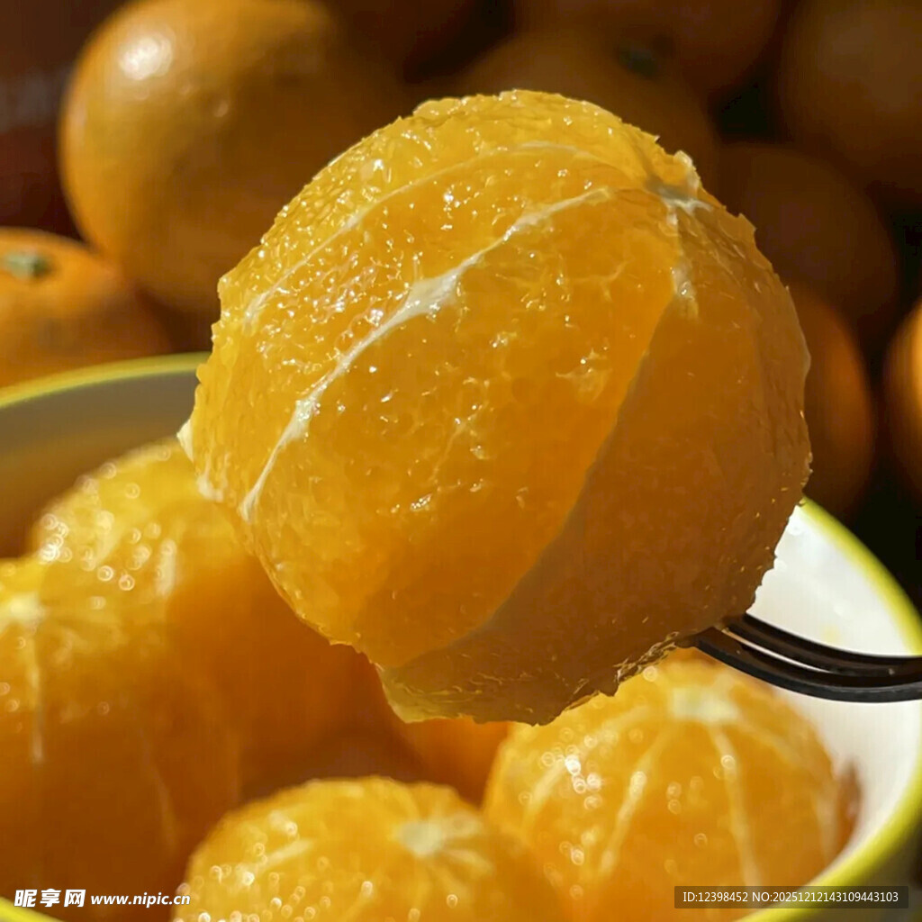叉子上的鲜嫩多汁剥好橘子