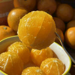 碗中剥好的新鲜甜橘子