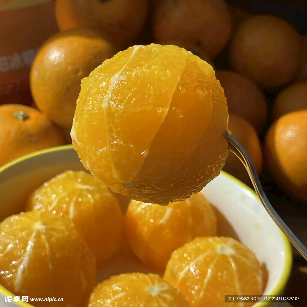 碗中剥好的新鲜甜橘子