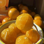 碗中剥好的新鲜甜橘子