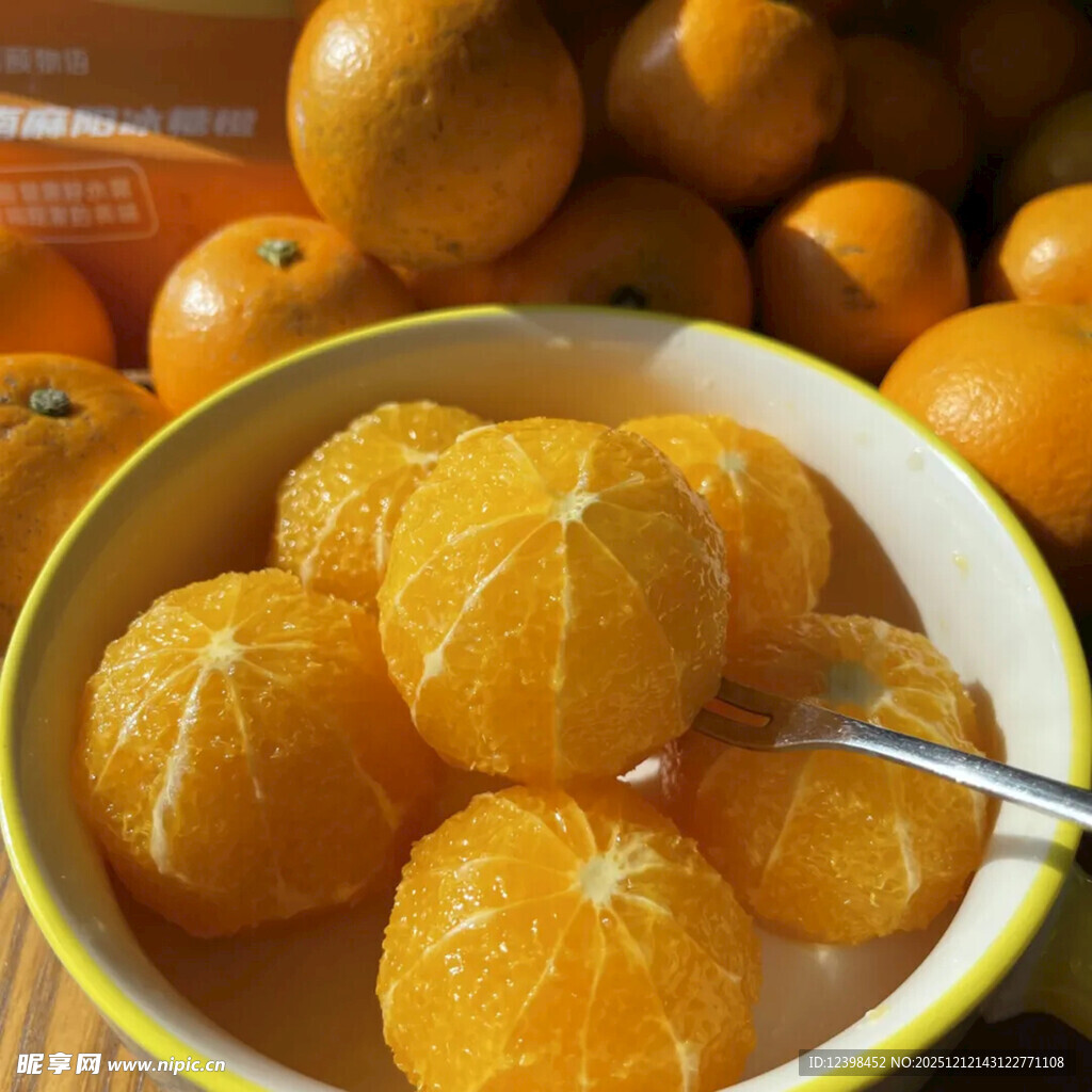 碗中鲜剥橘子色泽诱人