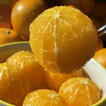 剥开的新鲜橘子果肉诱人