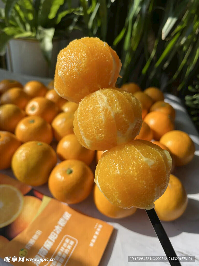 新鲜诱人的柑橘堆叠展示