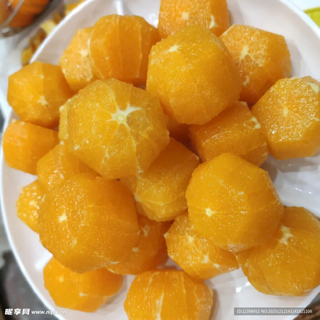 一盘剥好的新鲜小橘子