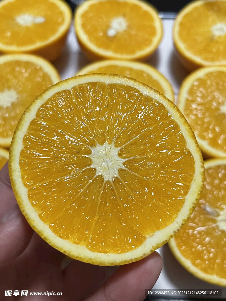 手持鲜橙展示饱满果肉