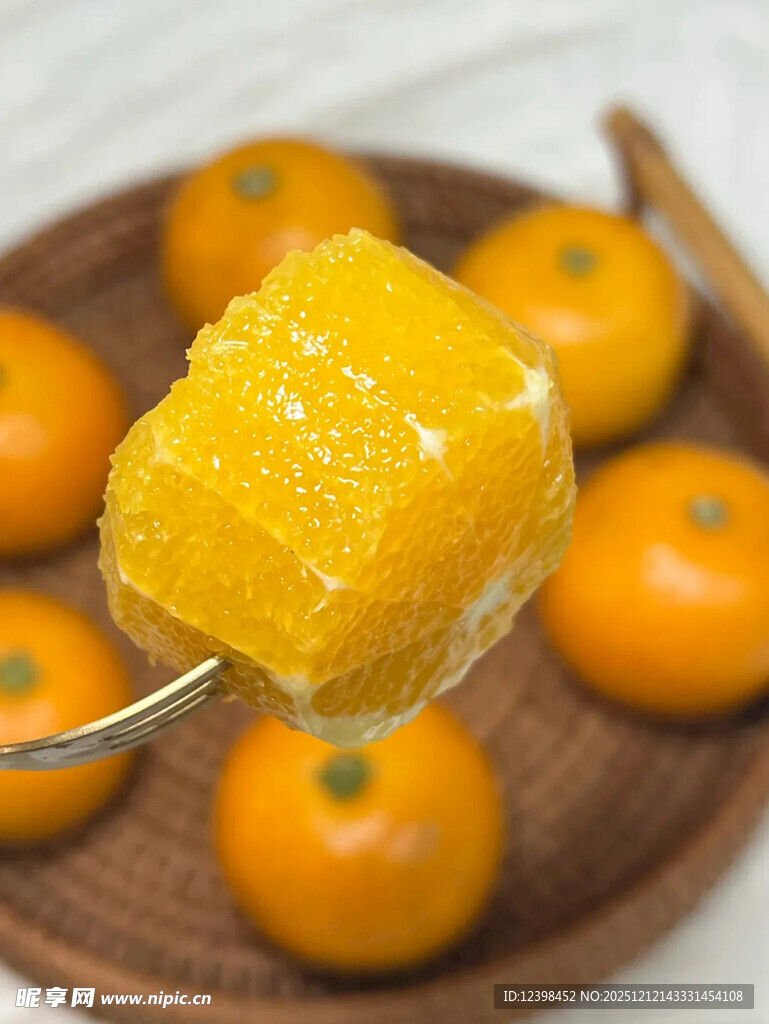 叉子上的美味橙子果肉