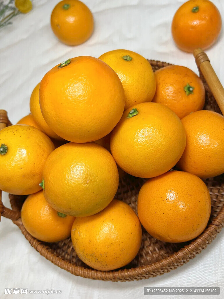 竹篮中的新鲜黄澄澄橘子