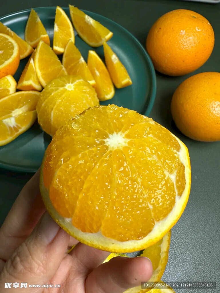 剥开的橙子及切片展示