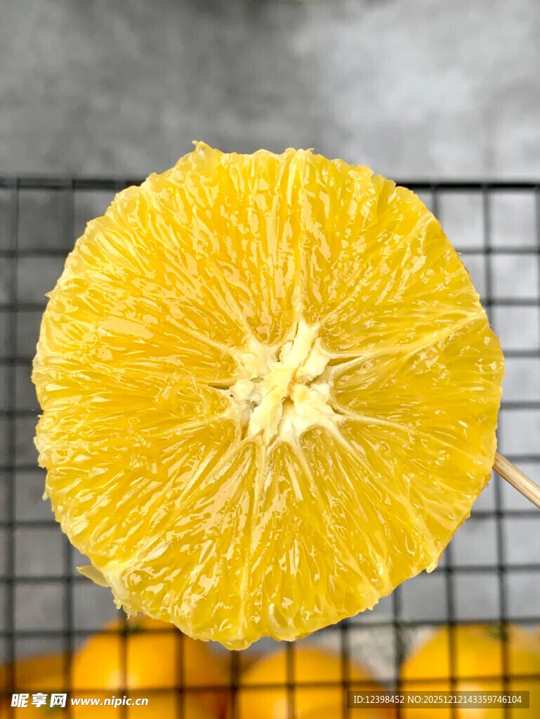 切开的新鲜橙子展示