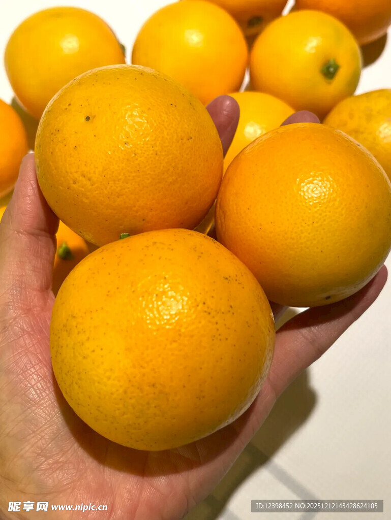 手捧新鲜黄澄澄的橙子