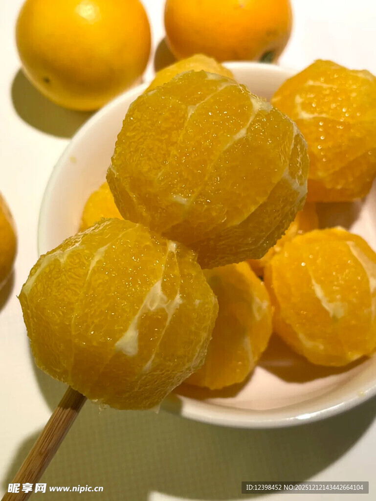 剥好的橙子摆放在盘中