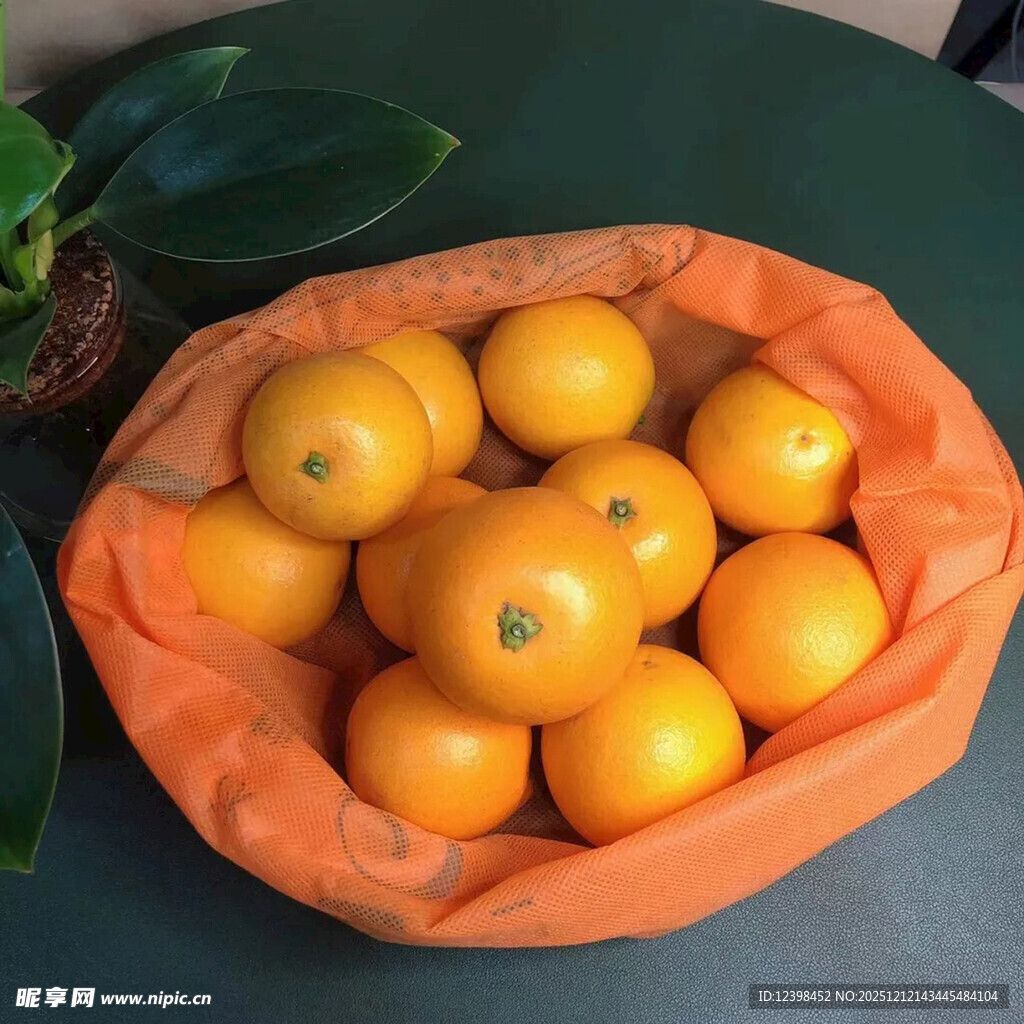 橙色布袋中的新鲜橙子