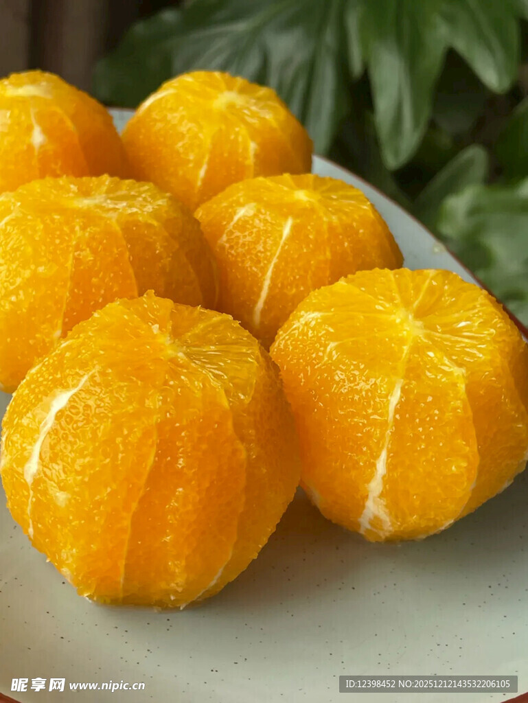 新鲜剥开的多汁橙子