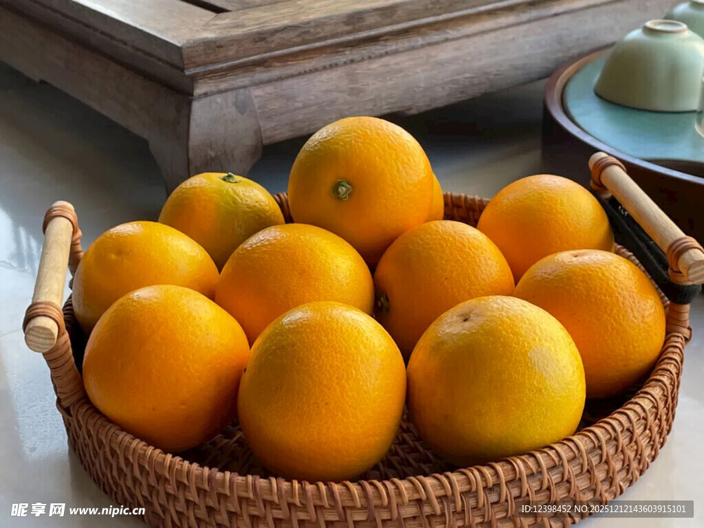 篮子里的新鲜橙子