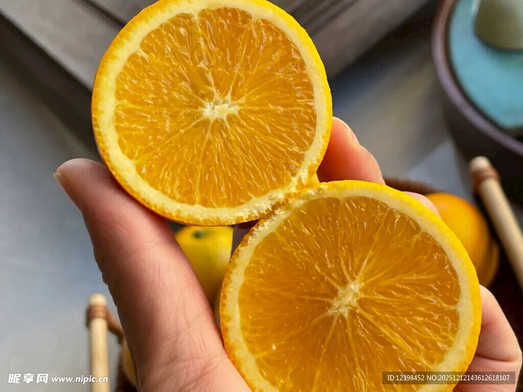 手捧鲜切橙子特写
