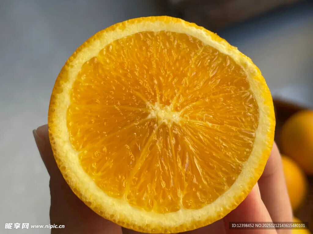 手持切开的新鲜橙子