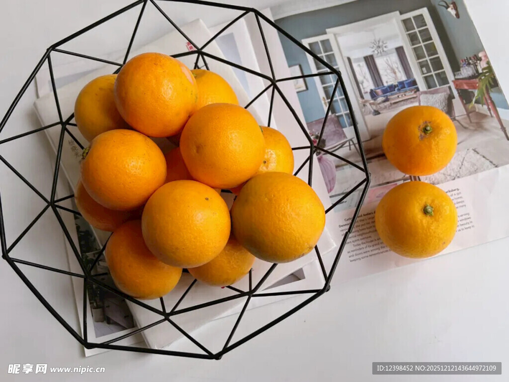 几何盘中的新鲜甜橙