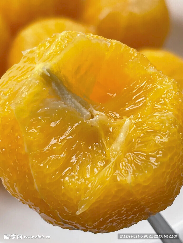 剥开的美味橙子果肉