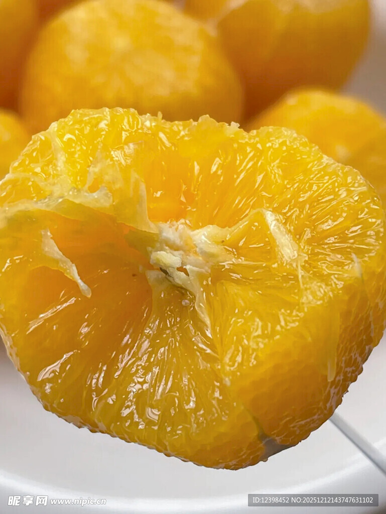 剥开的新鲜多汁黄橘子