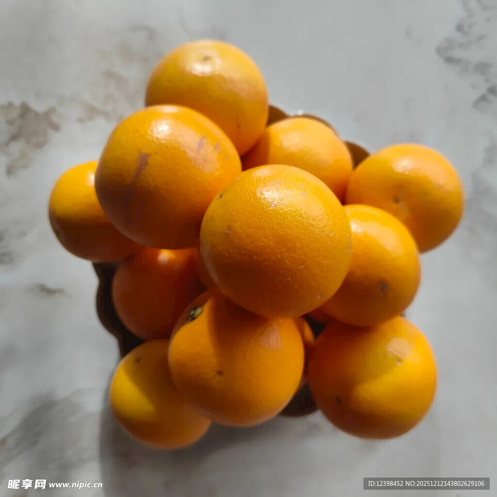 满满一篮新鲜黄澄澄橘子