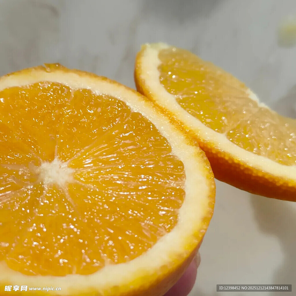 新鲜切开的多汁橙子