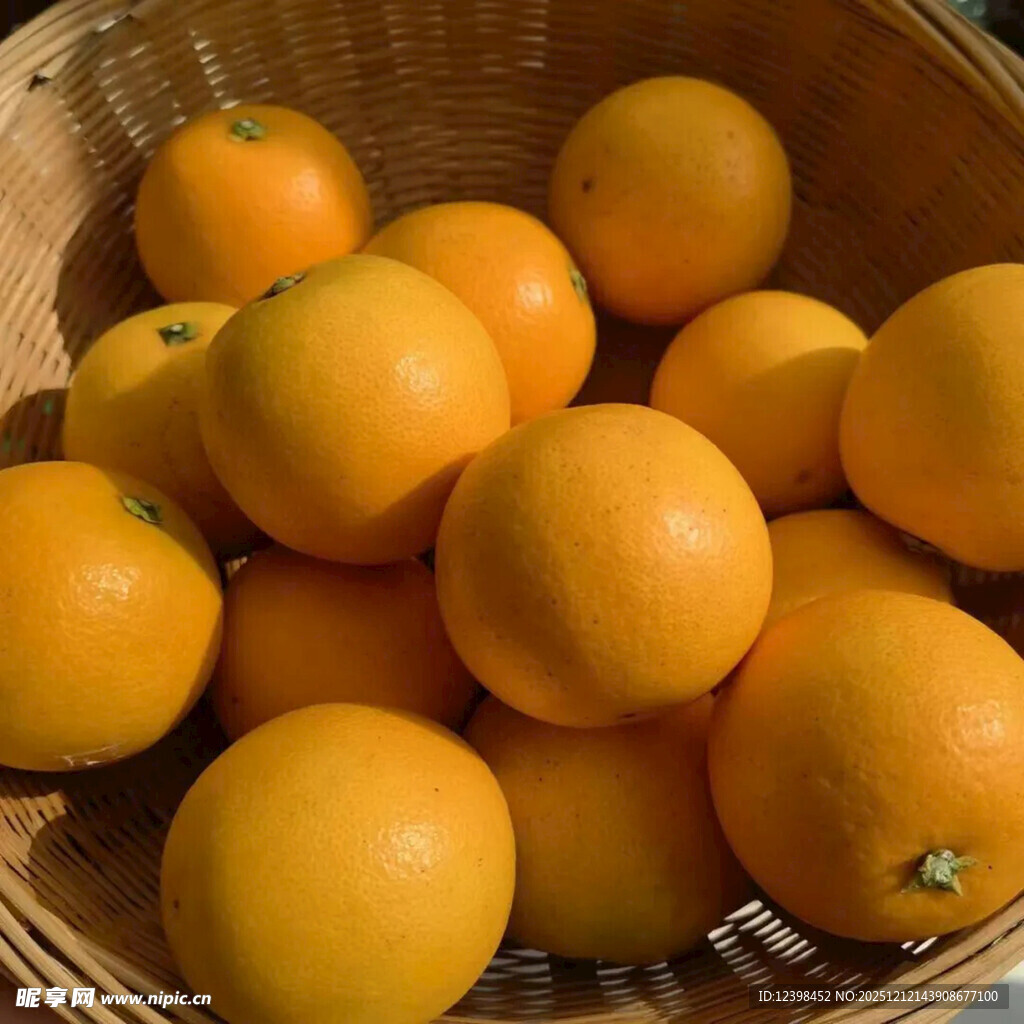 竹篮中的新鲜橙子
