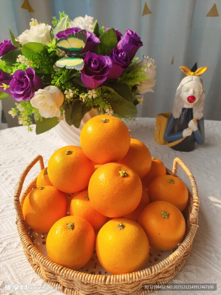 竹篮中的新鲜橙子与花