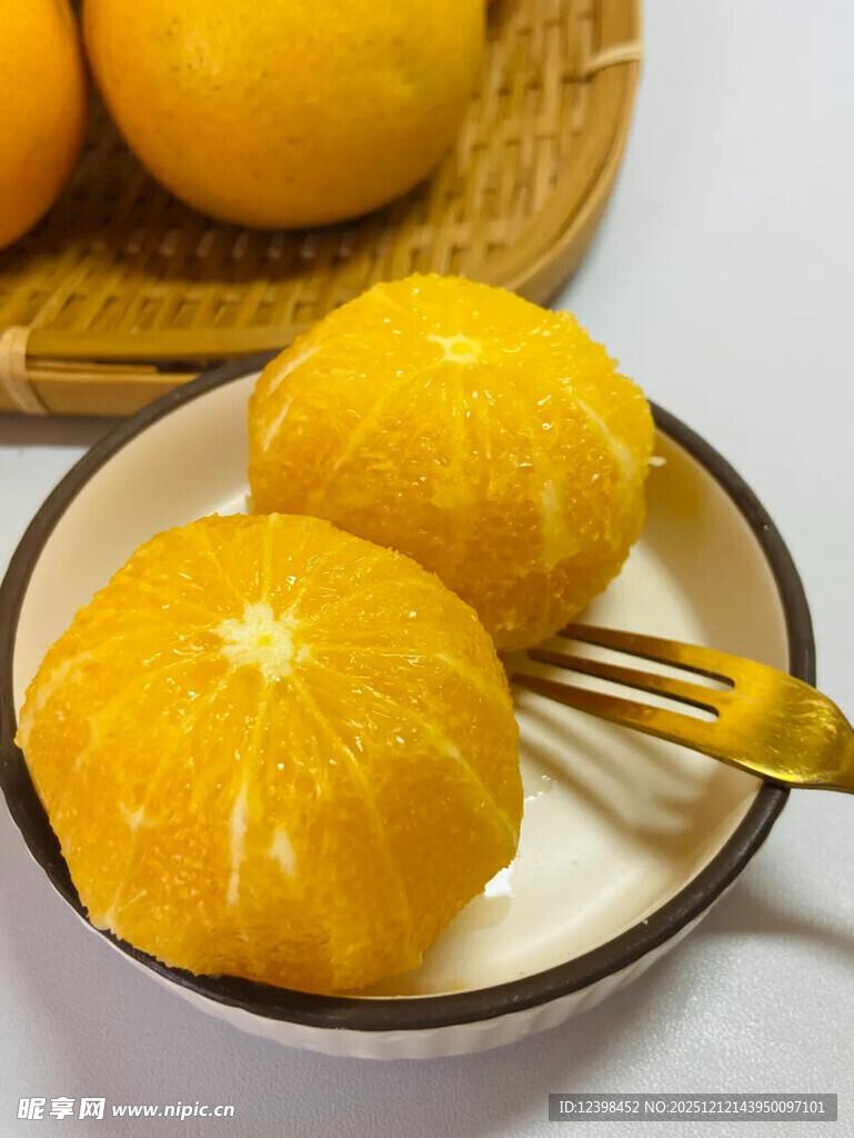 盘中剥好的新鲜黄橙子