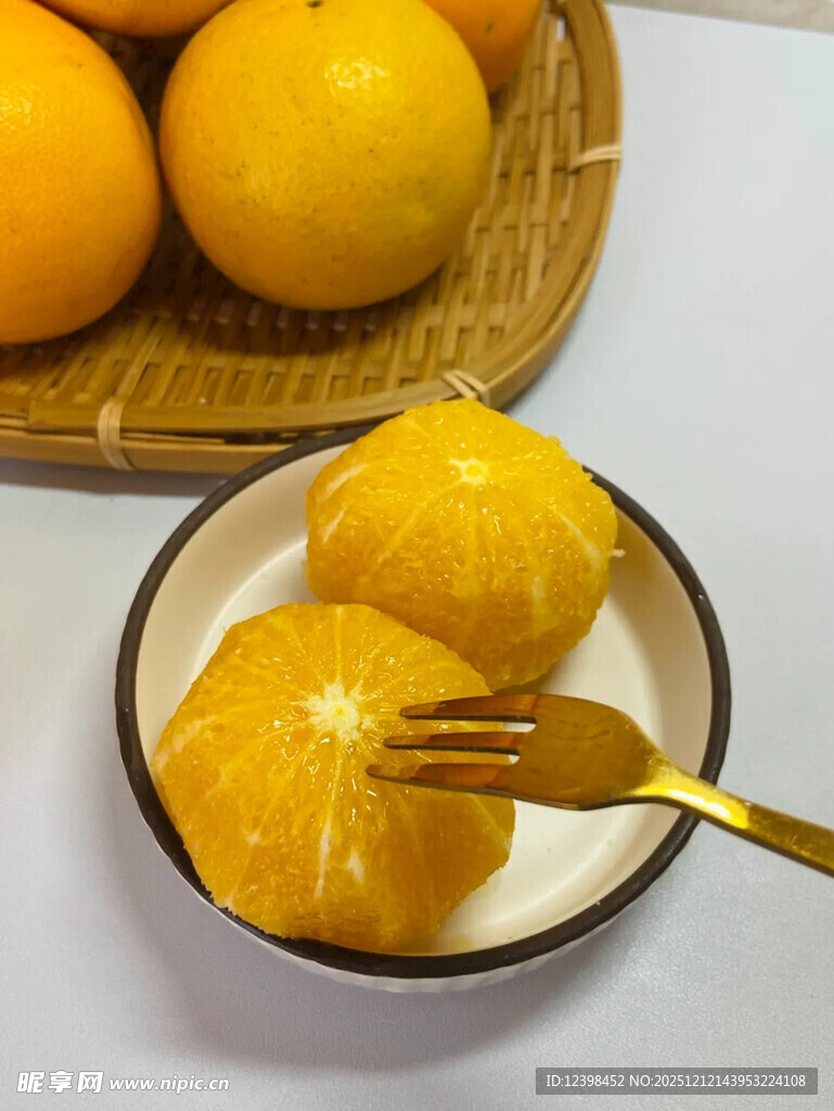 碗中剥好的新鲜橙子