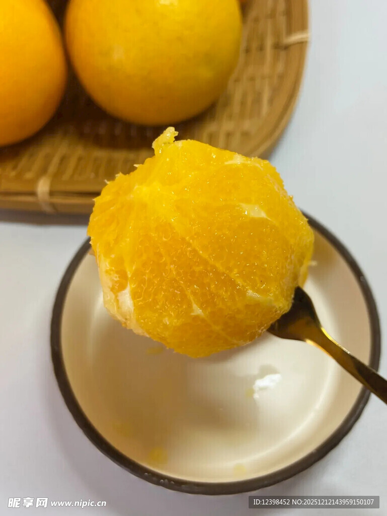 新鲜剥开的多汁橙子果肉