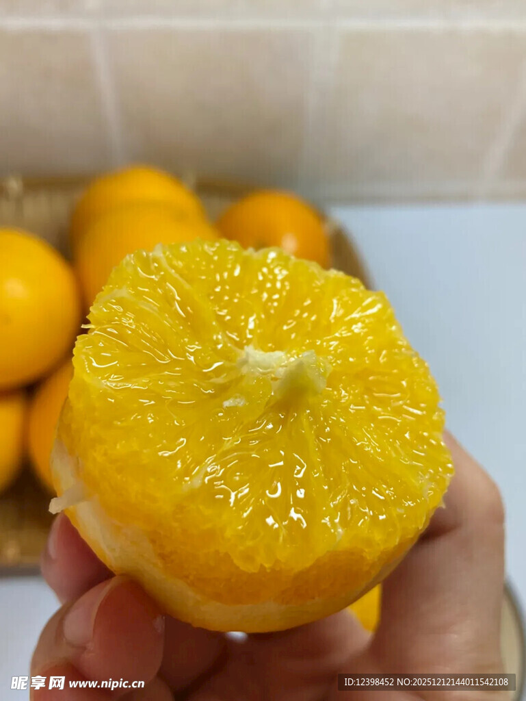 手捧切开的新鲜黄澄澄橘子