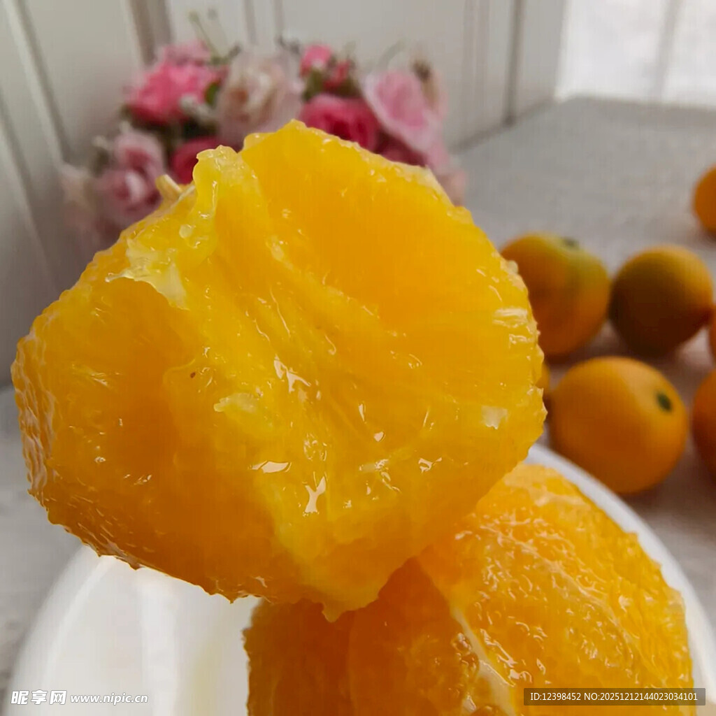 剥开的新鲜黄澄澄甜橘子