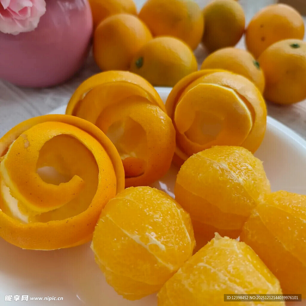 剥好的新鲜橙子摆放在盘