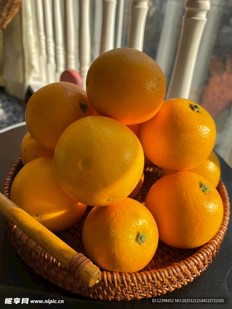 竹篮中的鲜橙