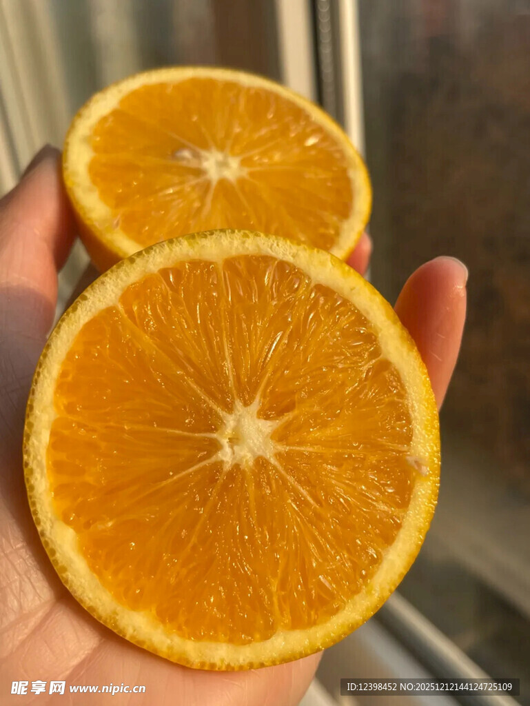 手中鲜橙切片特写