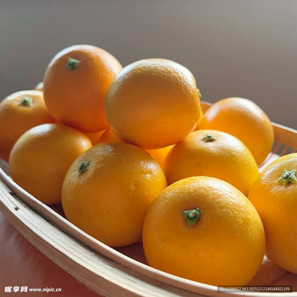 木盘中的新鲜橙子