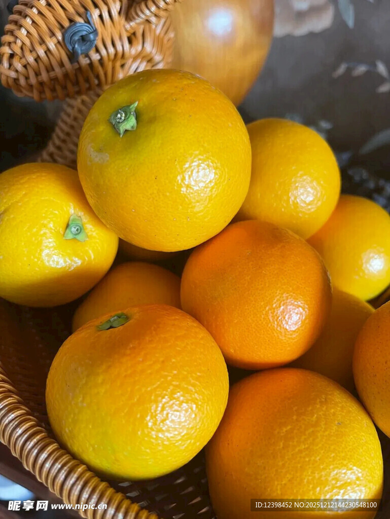篮子里的新鲜橙子