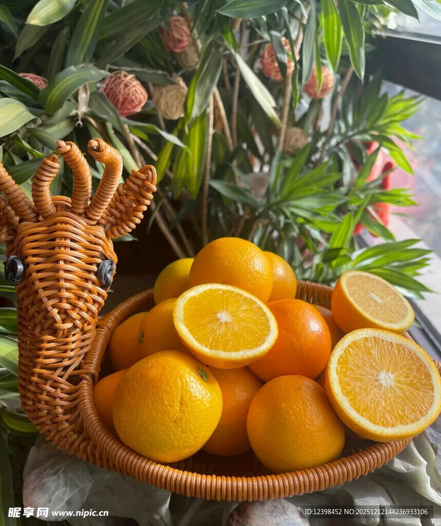 果篮中的多样新鲜水果