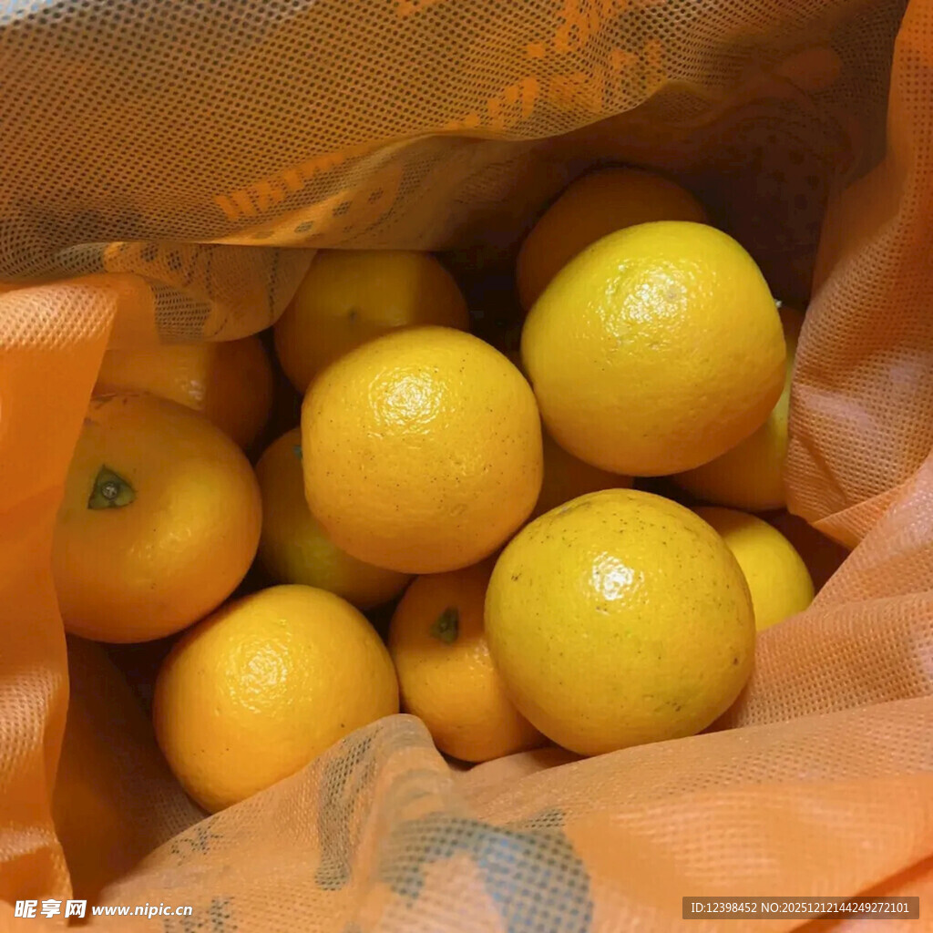 袋中饱满的新鲜黄柠檬