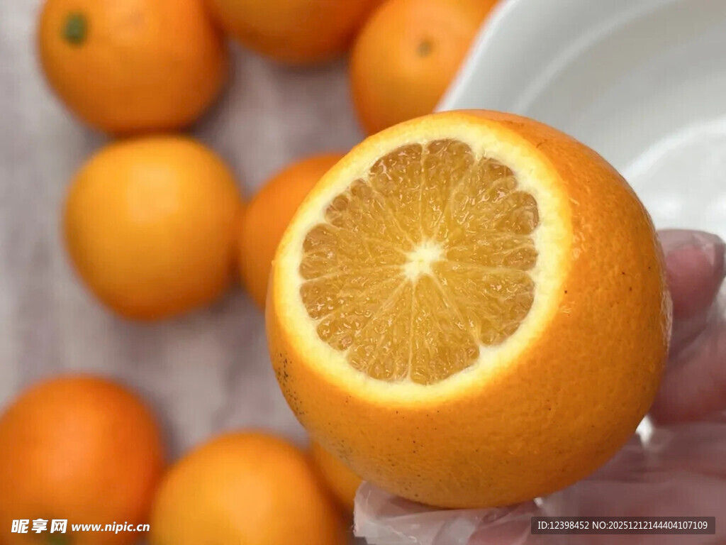 手捧切开的新鲜橙子