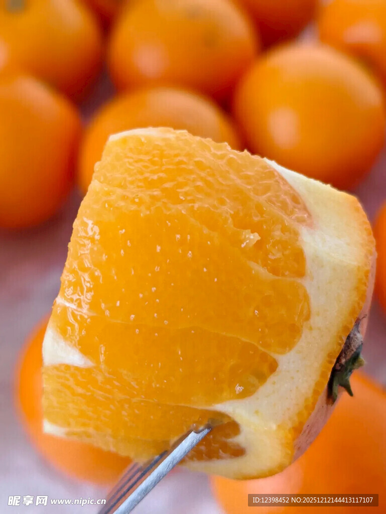 叉子上的新鲜橙子果肉