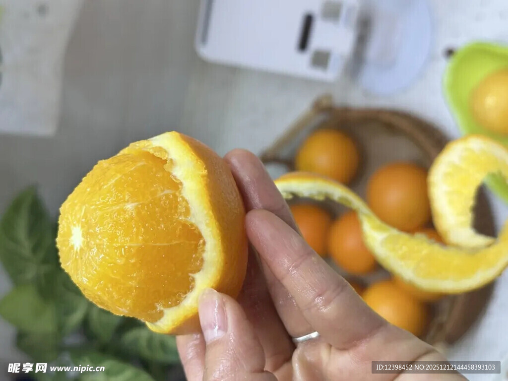 剥开的新鲜橙子特写