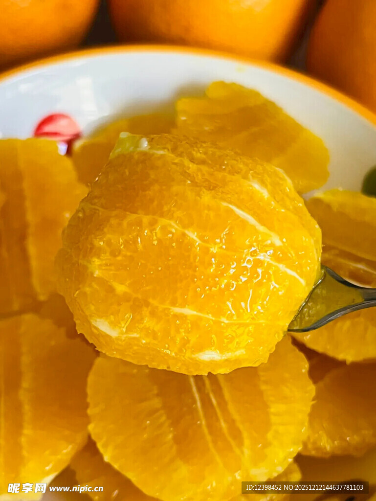 新鲜剥开的多汁橘子果肉