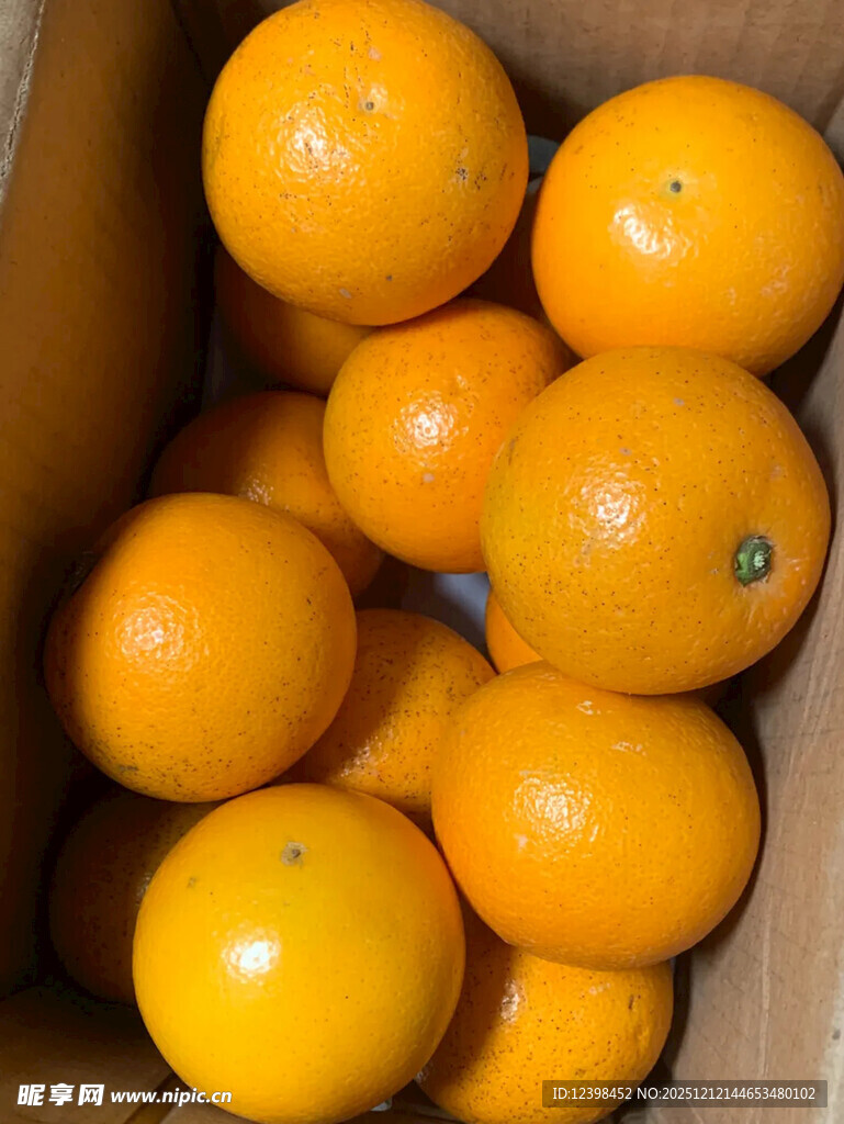 箱中饱满橙子